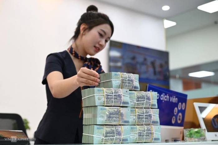 Giao dịch tại một ngân hàng thương mại. Ảnh: Giang Huy