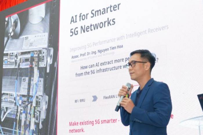 PGS. TS Nguyễn Tiến Hòa, Đại học Bách khoa Hà Nội chia sẻ tại Hội thảo AI & Điện tử viễn thông do PTIT tổ chức. Ảnh: Ngọc Ánh