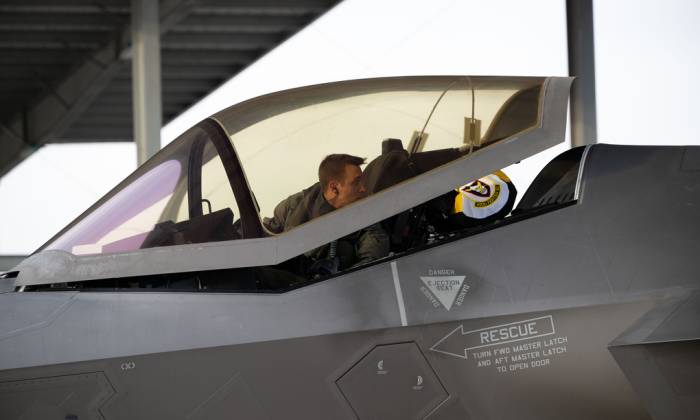 Phi công Mỹ hạ kính buồng lái của tiêm kích F-35 tại căn cứ Lakenheath ở Anh tháng 12/2025. Ảnh: USAF