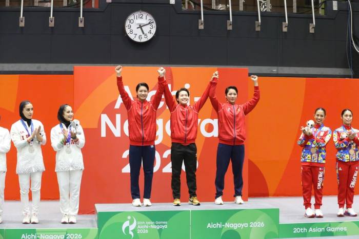 Các võ sĩ karate của Việt Nam nhận HC vàng tại Nhà thi đấu Toyohashi Gymnasium, Nagoya, Nhật Bản, chiều 22/9. Ảnh: Quý Lượng