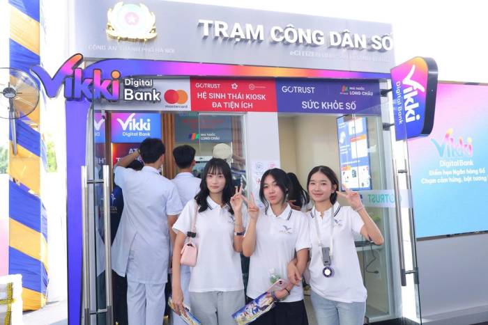 Sinh viên trải nghiệm các tiện ích tài chính - y tế tại Trạm công dân số. Ảnh: Vikki Digital Bank