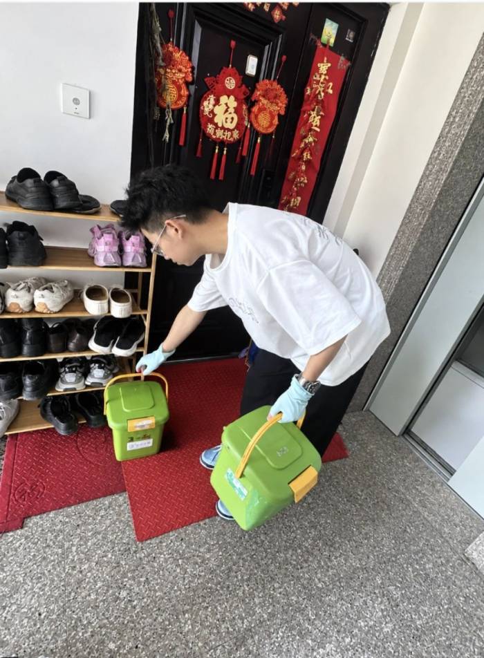 Một người đàn ông nhận đổ rác thuê tại một thành phố ở Trung Quốc, đầu tháng 9/2026. Ảnh: QQ.com