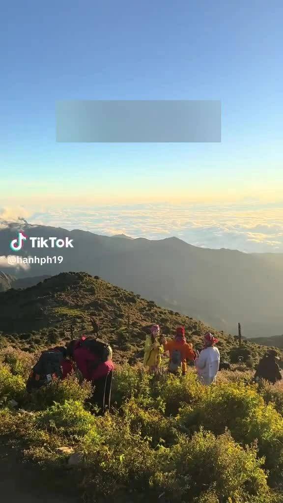 Biển người trên đỉnh Tà Chì Nhù cuối tuần