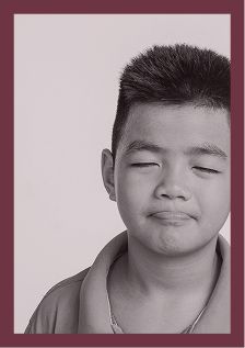 Bé trai mỉm cười