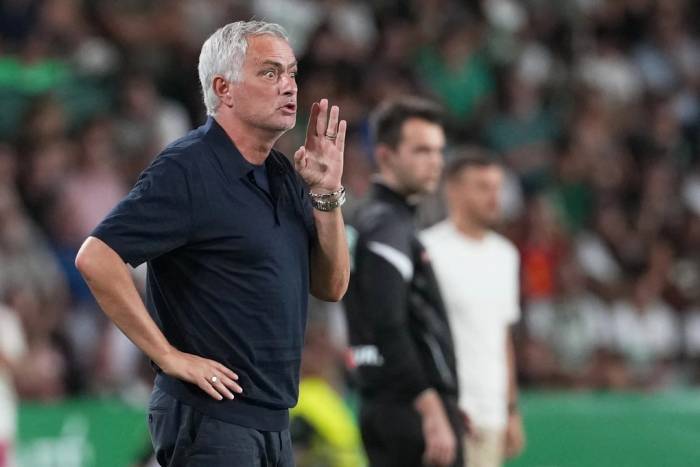 HLV Mourinho phản ứng trong trận Real Madrid thắng Elche tại La Liga, trên sân Manuel Martinez Valero, Elche, Tây Ban Nha ngày 15/9/2026. Ảnh: AP
