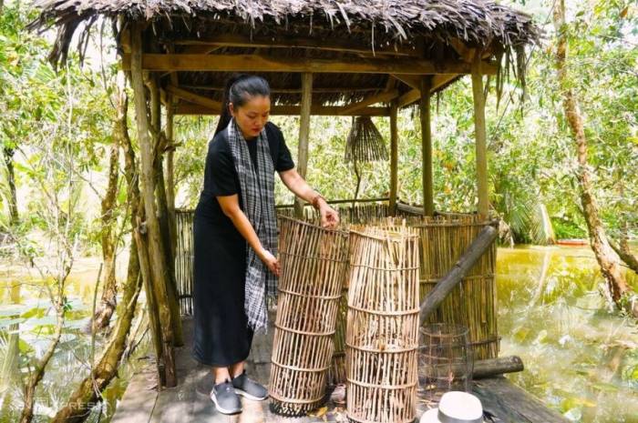 Chị Trang chăm chút từng vật dụng trong khu du lịch. Ảnh: Chúc Ly