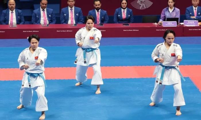 Ba nữ võ sĩ Nguyễn Thị Phương, Lưu Thị Thu Uyên và Nguyễn Ngọc Trâm thực hiện bài thi quyền kata đồng đội nữ tại ASIAD 19, tháng 10/2023. Ảnh: Quý Lượng