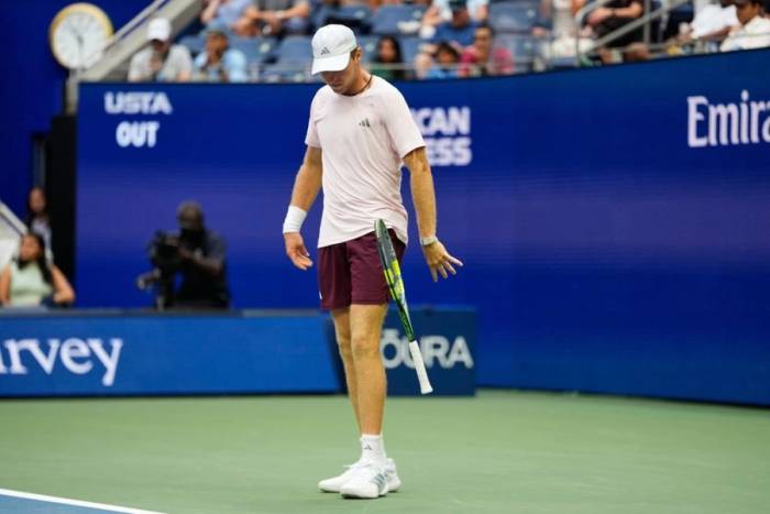 Michelsen đập vợt xuống sân trong trận thua Frances Tiafoe ở tứ kết Mỹ Mở rộng, tại sân Arthur Ashe, Trung tâm Quần vợt Quốc gia Billie Jean King, Flushing Meadows, New York, Mỹ ngày 8/9/2026. Ảnh: AP