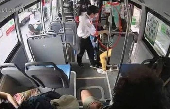 Hình ảnh trích xuất từ chuyến xe buýt xảy ra sự việc. Ảnh: Trung tâm quản lý giao thông công cộng