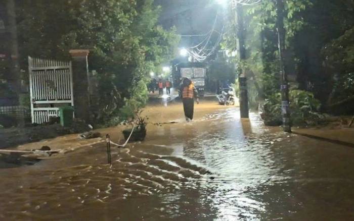 Nước bắt đầu tràn lên đường ở khu phố Miễu tối 10/9 sau mưa lớn. Ảnh: Thái Hà