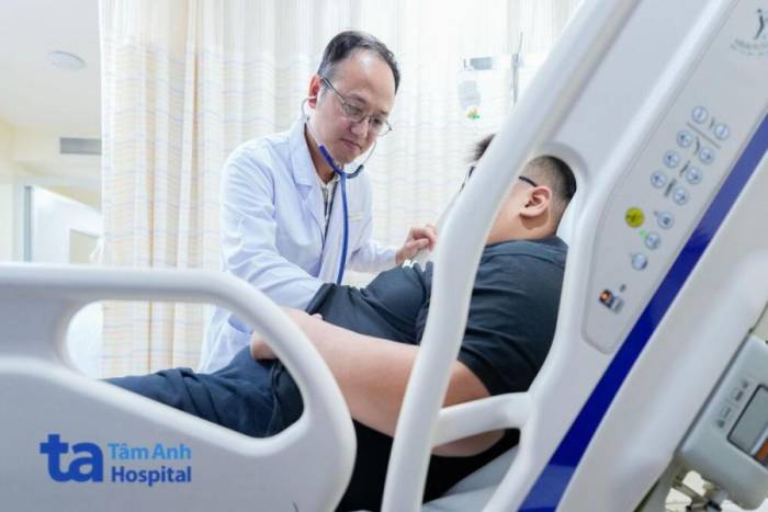 Bác sĩ Tuấn kiểm tra sức khỏe cho bệnh nhân trước khi xuất viện. Ảnh: Bệnh viện Đa khoa Tâm Anh