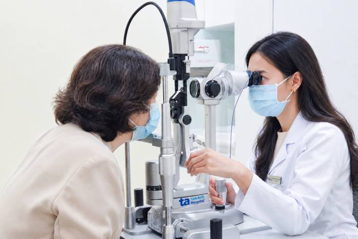 Bác sĩ Nhi kiểm tra mắt cho bà Linh bằng sinh hiển vi. Ảnh: Bệnh viện Đa khoa Tâm Anh