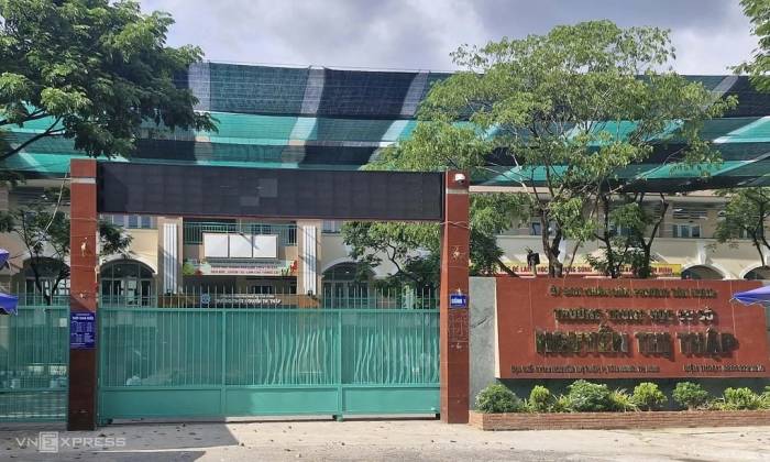 Cổng trường THCS Nguyễn Thị Thập, phường Tân Hưng. Ảnh: Nguyễn Quyên