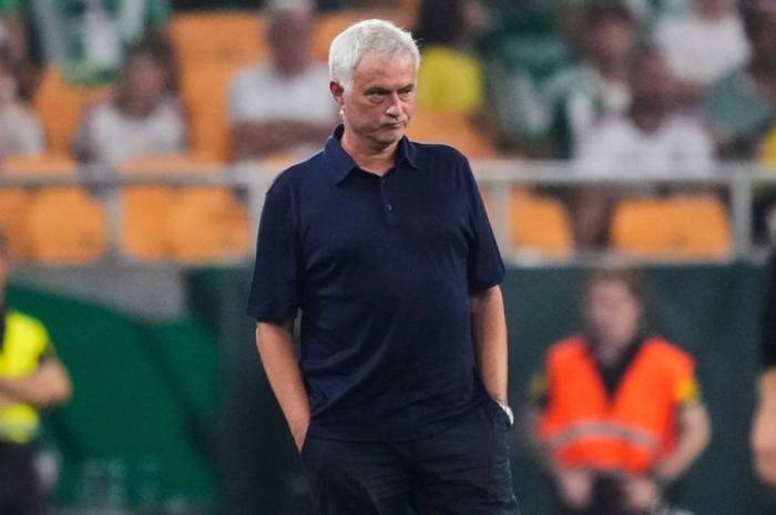 HLV Jose Mourinho chỉ đạo trong trận Real Betis - Real Madrid tại La Cartuja, Sevilla, Tây Ban Nha, vòng 4 La Liga ngày 4/9/2026. Ảnh: AP