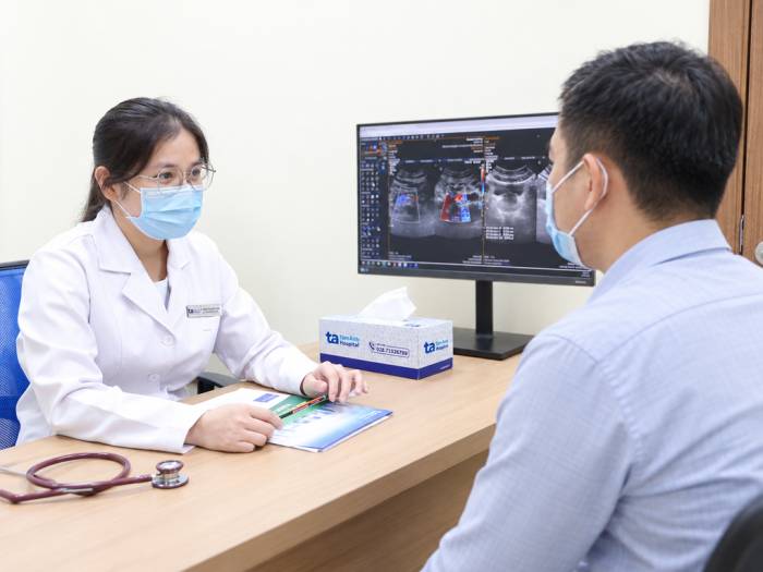 Anh Khải mô tả các triệu chứng thường gặp cho bác sĩ Như. Ảnh: Bệnh viện Đa khoa Tâm Anh