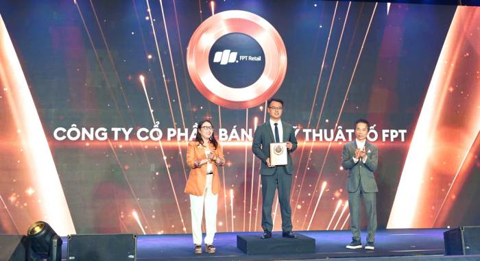 Đại diện FPT Retail nhận vinh danh Top 50 Công ty niêm yết tốt nhất Việt Nam 2026. Ảnh: FRT