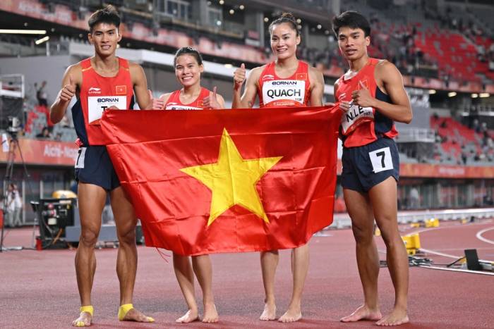 Tạ Ngọc Tưởng, Nguyễn Thị Ngọc, Quách Thị Lan, Lê Ngọc Phúc (từ trái sang) giành HC đồng chạy tiếp sức 4x400m hỗn hợp nam nữ ASIAD 2026, tại sân Paloma Mizuho, Nagoya, Nhật Bản ngày 24/9/2026. Ảnh: AFP