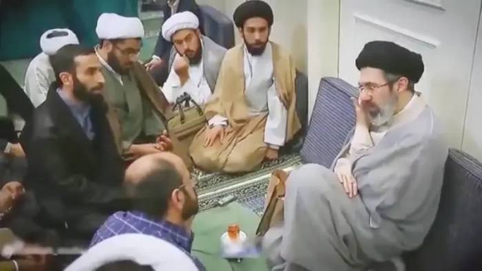 Hình ảnh được truyền thông nhà nước Iran công bố hồi tháng 8 cho thấy ông Mojtaba Khamenei (phải) trong một cuộc thuyết giảng. Ảnh: Mehr News