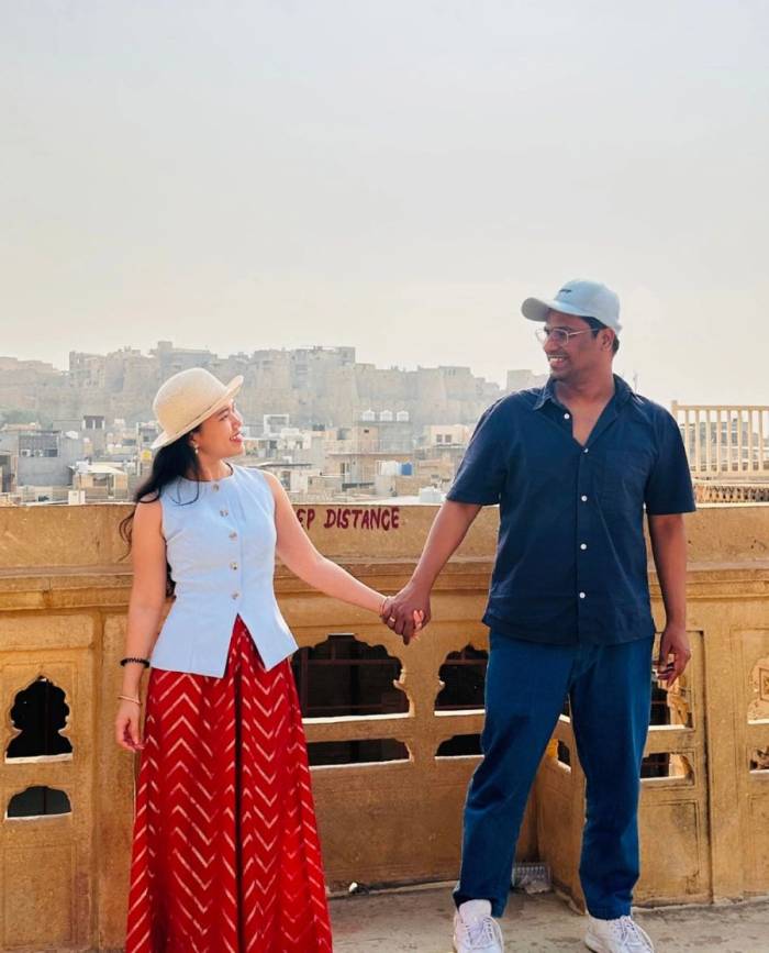 Hương Nguyễn, hiện 37 tuổi và Amit Sambrekar, 34 tuổi trong chuyến du lịch Jaisalmer, thuộc bang Rajasthan, Ấn Độ năm 2024. Ảnh: Nhân vật cung cấp