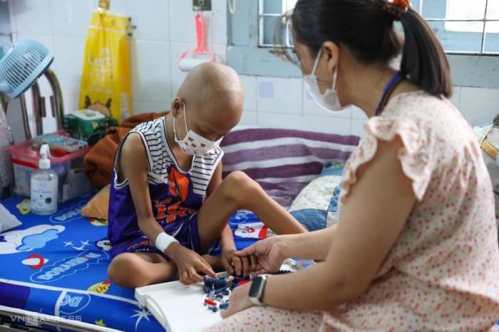 Bé Lý Hoàng Hùng điều trị bạch cầu cấp dòng tủy tại Bệnh viện Nhi đồng 2. Ảnh: Quỳnh Trần