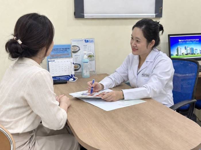 Bác sĩ Hồng Ngọc khám cho bệnh nhân. Ảnh minh họa: Bệnh viện Đa khoa Tâm Anh