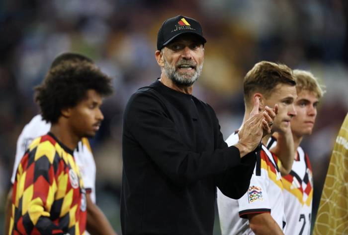 HLV Jurgen Klopp (áo đen) vỗ tay tri ân người hâm mộ sau trận. Ảnh: Reuters