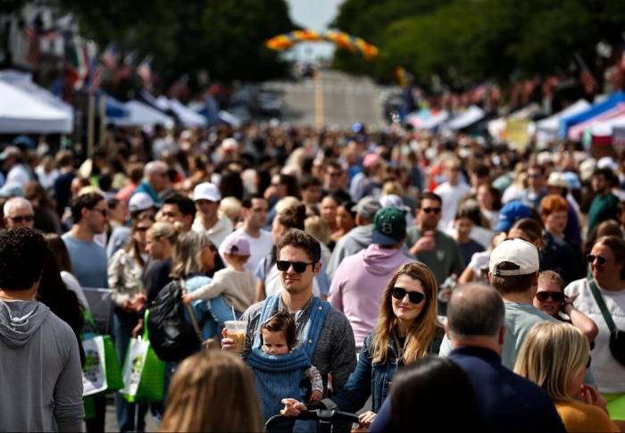 Du khách đông nghịt đường East Broadway trong lễ hội đường phố. Ảnh: Boston Globe