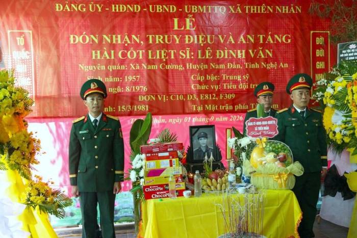 Lễ truy điệu và an táng hài cốt liệt sĩ Lê Đình Văn, ngày 1/9. Ảnh: Đức Hùng