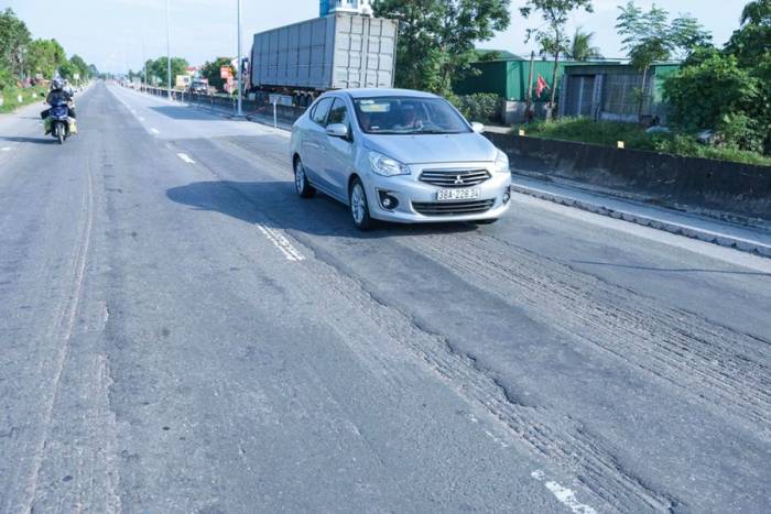 Quốc lộ 1 đoạn qua tỉnh Hà Tĩnh xuất hiện nhiều vệt hằn lún bánh xe, tháng 9/2026. Ảnh: Đức Hùng
