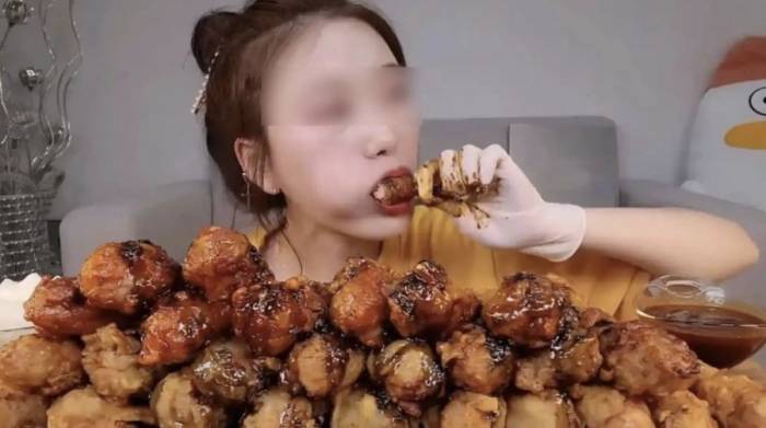 Một cô gái đang thể hiện sức ăn uống vô độ trong buổi phát sóng trực tiếp trên Douyin. Ảnh:Weibo