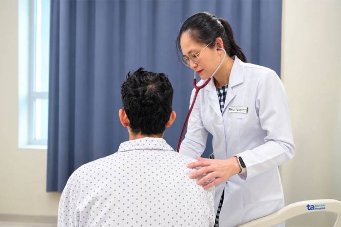 Bác sĩ Thư kiểm tra sức khỏe anh Tín một tuần sau mổ. Ảnh: Bệnh viện Đa khoa Tâm Anh