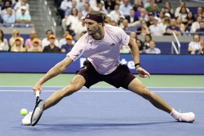 Zverev trả bóng trong trận thắng Botic van de Zandschulp ở tứ kết Mỹ Mở rộng, tại sân Arthur Ashe, Trung tâm Quần vợt Quốc gia Billie Jean King, Flushing Meadows, New York, Mỹ ngày 9/9/2026. Ảnh: AP