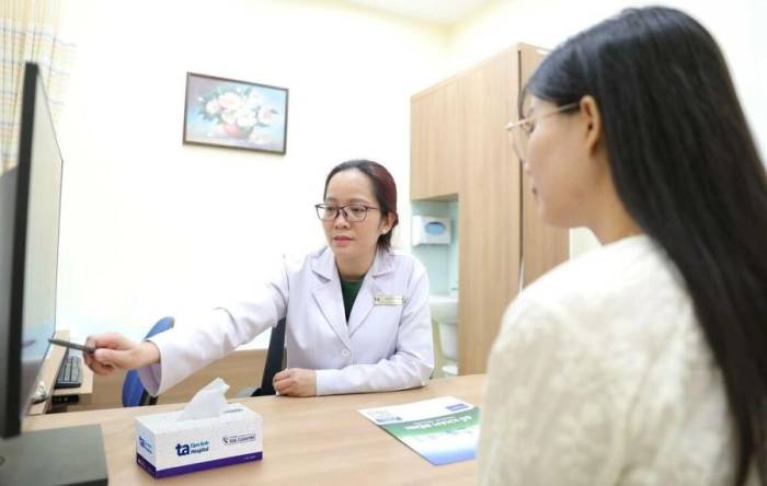 ThS.BS.CKI Lê Thị Ngọc Hằng tư vấn cho người bệnh các phương pháp điều trị suy giãn tĩnh mạch chân. Ảnh minh họa: Bệnh viện Đa khoa Tâm Anh