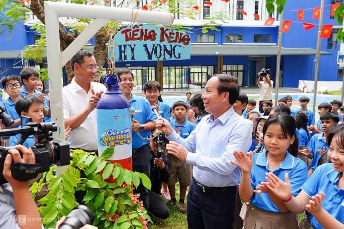 Phó thủ tướng Lê Tiến Châu đánh kẻng Hy vọng chào mừng năm học mới 2026-2027. Ảnh: Nguyễn Đông