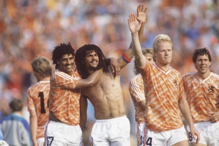 Ruud Gullit (cởi trần) ăn mừng cùng Frank Rijkaard (trái) và Ronald Koeman (phải) sau trận Anh – Hà Lan ở vòng bảng Euro 1988 trên sân Rheinstadion, Dusseldorf, Đức ngày 15/6/1988. Ảnh: AFP