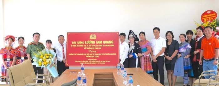 Lãnh đạo Công an tỉnh Lào Cai cùng đại diện FPT Telecom trao tặng phòng STEM tại trường Phổ thông nội trú tiểu học và trung học cơ sở Mường Khương. Ảnh: FPT Telecom