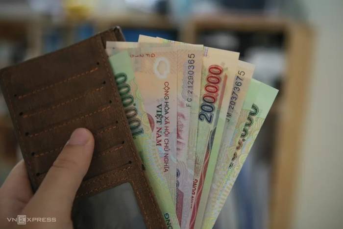 Tiền Việt Nam đồng với các mệnh giá 100.000, 200.000. Ảnh minh họa: Thanh Hằng