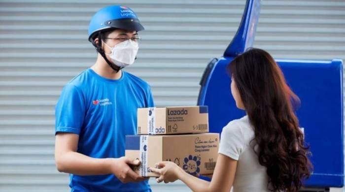 Nhân viên Lazada giao hàng đến người dùng. Ảnh: Lazada