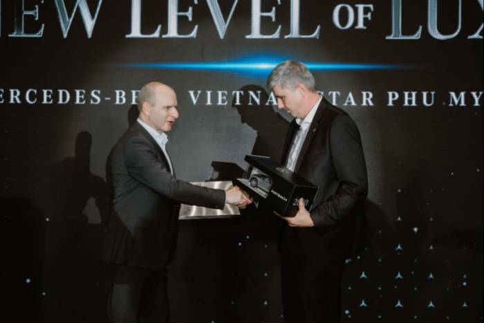 Ông René Neumann, Tổng giám đốc Mercedes-Benz Việt Nam (phải) trao giấy chứng nhận Nhà phân phối chính hãng cho Vietnam Star Phú Mỹ Hưng. Ảnh: Vietnam Star
