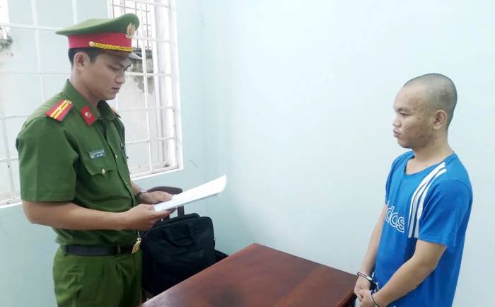 Nguyễn Minh Nhân (phải) tại cơ quan điều tra. Ảnh: Tiến Tầm