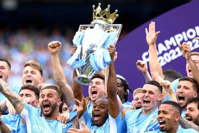 Đội trưởng Fernandinho (giữa) nâng Cup cùng các đồng đội Man City sau khi vô địch Ngoại hạng Anh trên sân Etihad, thành phố Manchester ngày 22/5/2022. Ảnh: Reuters