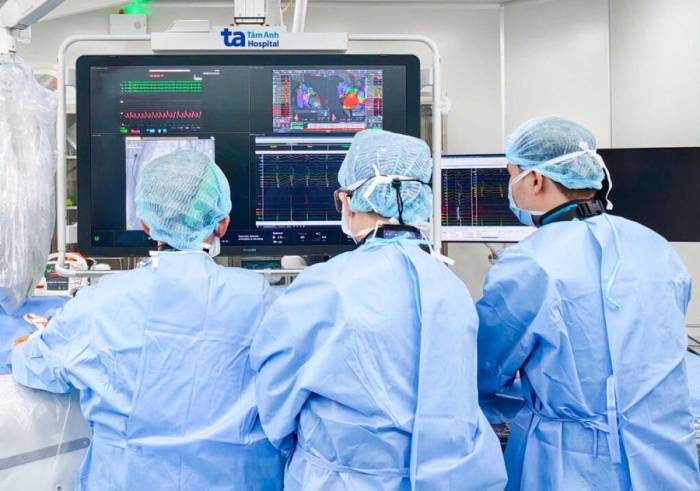 Bác sĩ dựng bản đồ 3D cấu trúc buồng tim giúp định vị và triệt đốt chính xác ổ phát nhịp bất thường cho người bệnh. Ảnh: Bệnh viện Đa khoa Tâm Anh