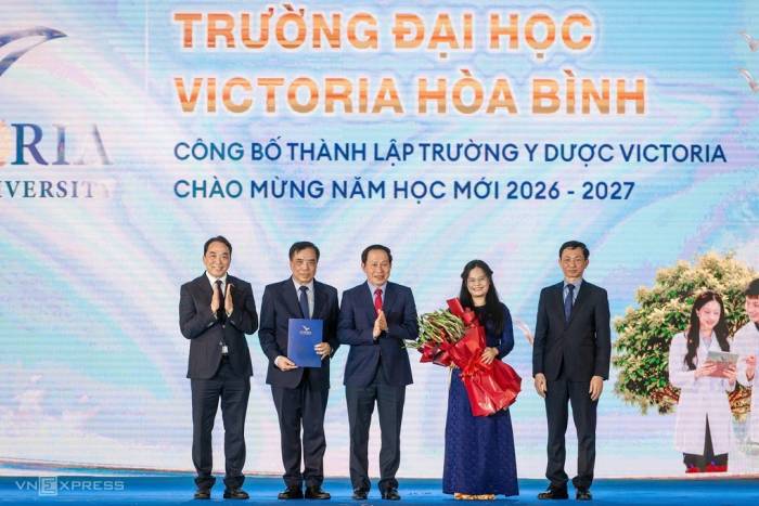 Phó thủ tướng Lê Tiến Châu (giữa) trao quyết định cho trường Đại học Victoria Hoà Bình. Ảnh: Giang Huy