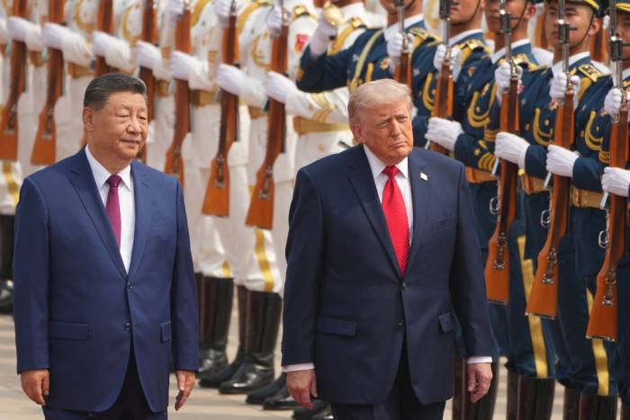 Chủ tịch Trung Quốc Tập Cận Bình (trái) và Tổng thống Mỹ Donald Trump trong lễ đón tại Bắc Kinh ngày 14/5. Ảnh: AP