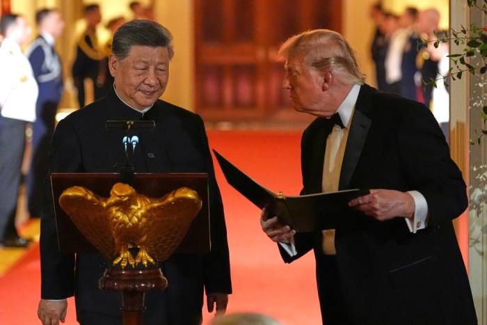 Tổng thống Trump trò chuyện cùng Chủ tịch Tập trong tiệc quốc yến tại Phòng Đông, Nhà Trắng, tối 24/9. Ảnh: AP