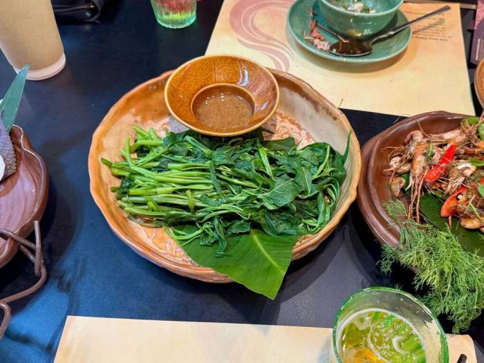 Rau muống giàu dinh dưỡng nhưng người bệnh gout hoặc sỏi thận nên hạn chế. Ảnh: Thúy Hạnh
