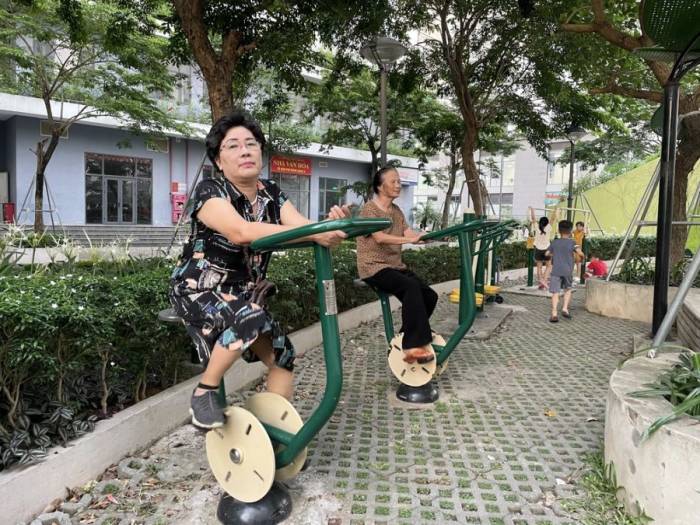 Người cao tuổi tập thể dục trong một khu chung cư ở phường Đông Ngạc, Hà Nội tháng 7/2026. Ảnh: Phan Dương
