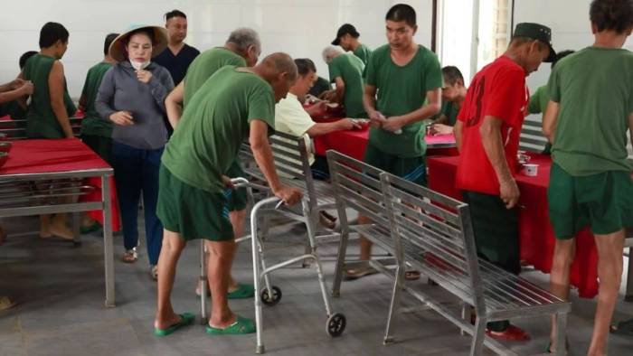 Người trẻ rủ nhau thăm các cựu chiến binh, người có công dịp 2/9