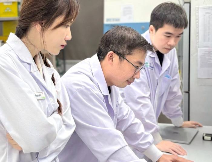 Các thành viên nhóm nghiên cứu. Ảnh: Hà Tô