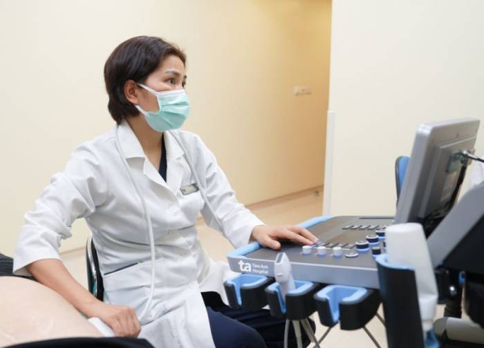 Bác sĩ siêu âm đánh giá tình trạng sỏi mật cho người bệnh. Ảnh minh họa: Bệnh viện Đa khoa Tâm Anh